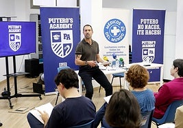 El actor Félix Corcuera, en su falso puesto de 'director' de la falsa academia de puteros.