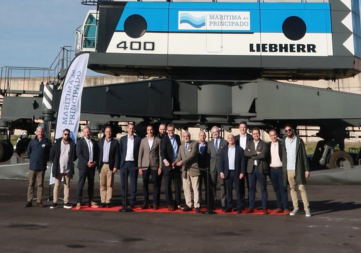 Personal de Marítima del Principado, este jueves, ante la nueva grúa de la compañía, ubicada en el muelle Romualdo Alvargonzález Figaredo de El Musel.