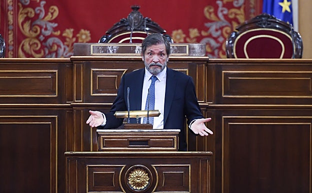 Javier Fernández interviene desde la tribuna de oradores del Senado.