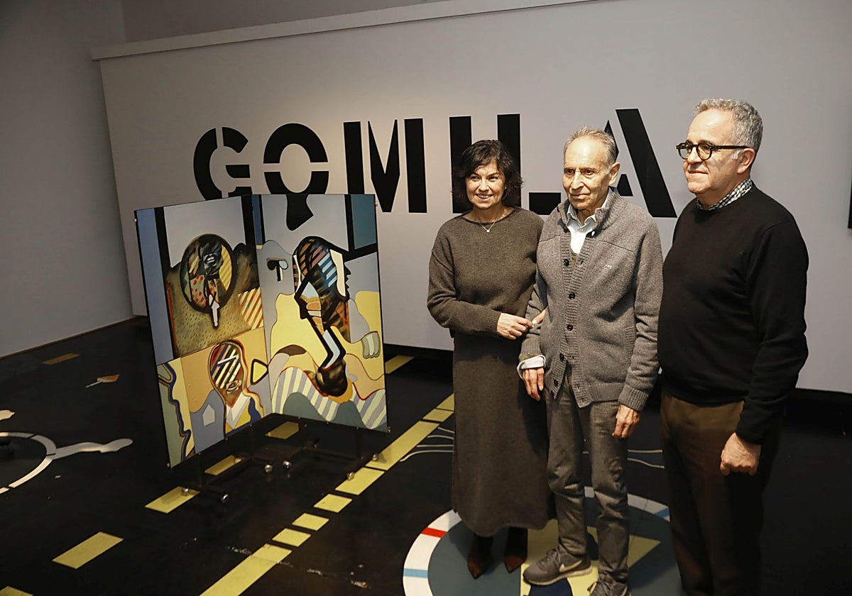 La concejala Montserrat López Moro, el artista Juan Gomila y el director del museo Saturnino Noval.