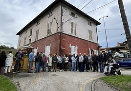 Concentración en Lieres por el mal estado del hospitalillo.