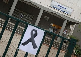 Un lazo negro en señal de luto en la entrada delIES Carreño Miranda.