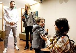 Mael, con su padres, en la Junta General del Principado para dar a conocer su caso.