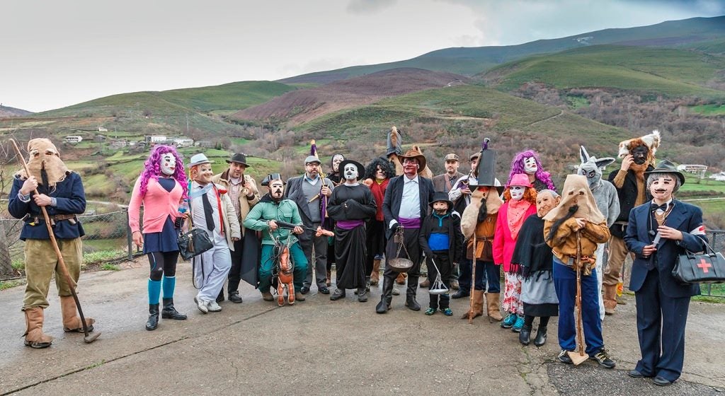 Imagen principal - Mascaradas de invierno que se realizan en diferentes partes de la región.