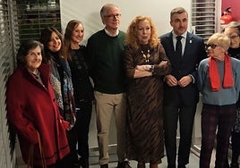 Foto de familia en el cibercentro de La Lila antes de la entrega de los premios de la FAVO.