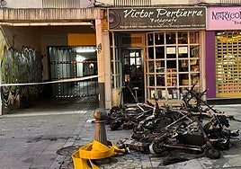 Los patinetes calcinados en el incendio de la tienda de Magnus Blikstad.
