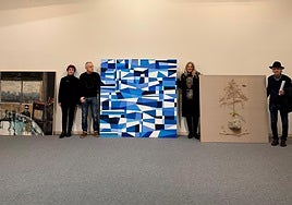 Junto a las obras ganadoras, Beatriz Gutiérrez, artista; Ramón Quirós, ex director de la FMC; la edil de Cultura, Aurora Cienfuegos, y José Manuel Núñez, artista.