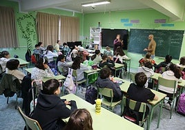 Luis Javier Martínez y Elena Reales imparten un taller en el colegio Palacio Valdés, de Avilés