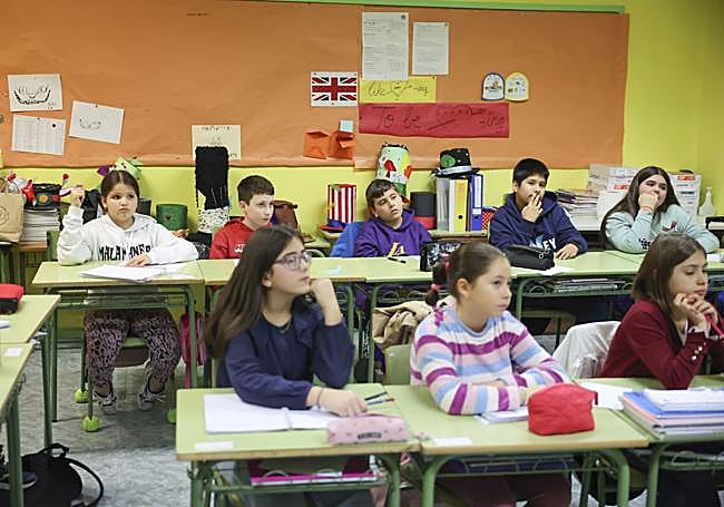 Un grupo de alumnos del Palacio Valdés sigue con atención la charla
