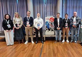 Miguel Rivero, tercero por la derecha, acompañado por los miembros de su ejecutiva.