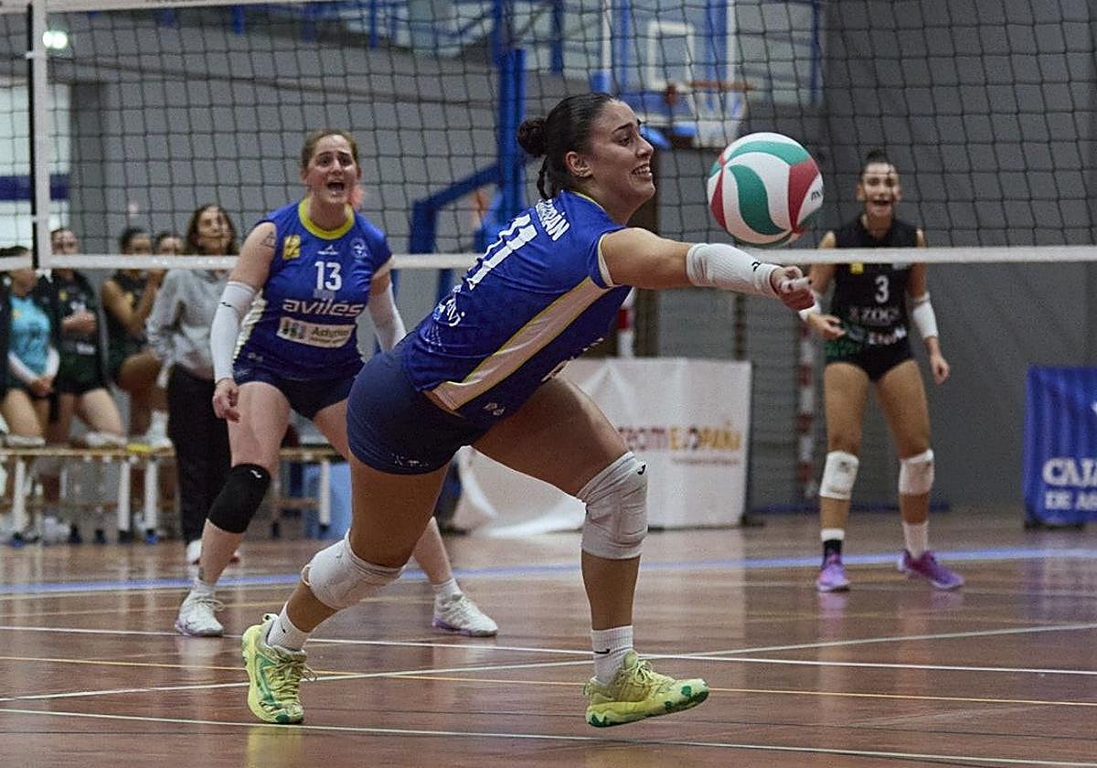 Yaiza Martínez trata de recepcionar un balón en un partido de esta temporada con Curtidora Uniovi.