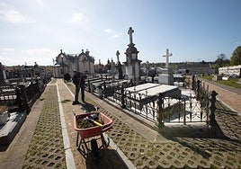 Un trabajador se ocupa del mantenimiento del cementerio de La Carriona.