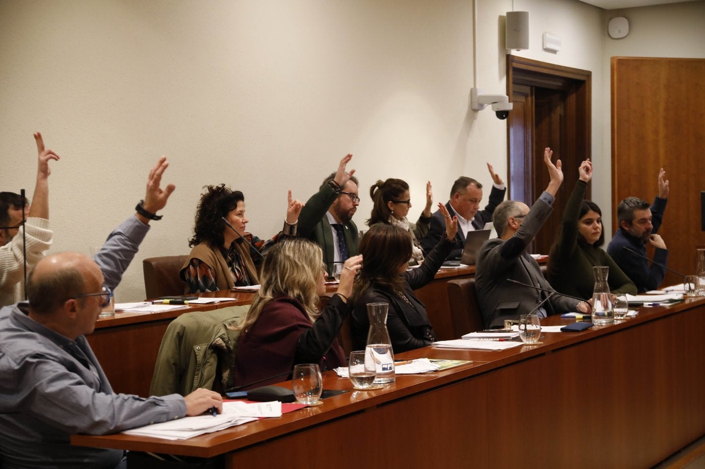 Los concejales de PSOE, IU y Podemos votan juntos en uno de los puntos del pleno de ayer.