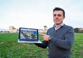 El arquitecto gijonés Eloy Calvo, ganador del concurso de ideas, en la playa verde con una imagen de 'Brisa Marina'.
