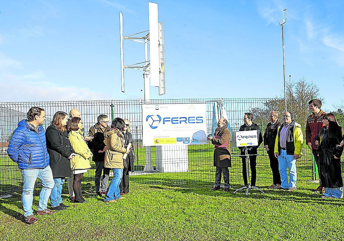 El rector y miembros del grupo de investigación FERES, ante la nueva turbina en el campus gijonés.