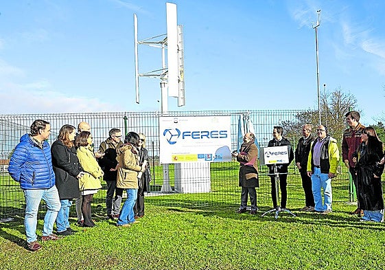 El rector y miembros del grupo de investigación FERES, ante la nueva turbina en el campus gijonés.