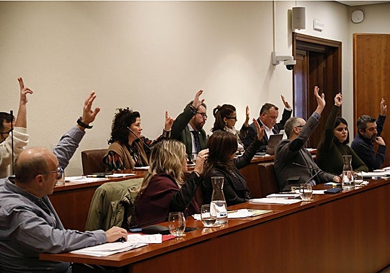 Los concejales del gobierno con Podemos en una de las votaciones que compartieron esta mañana.