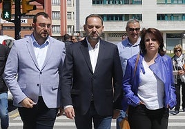 Adriana Lastra, junto a Adrián Barbón y a José Luis Ábalos, durante una visita del exministro a Asturias.