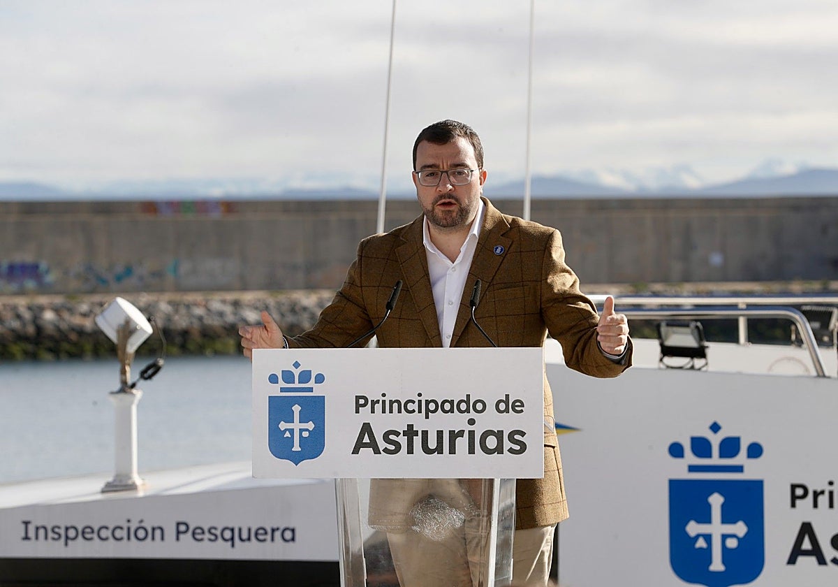 Adrián Barbón, esta viernes, en el puerto de Luanco.