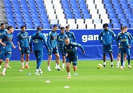 Santi Cazorla, en primer término, durante la sesión de trabajo que este viernes se trasladó al Tartiere.