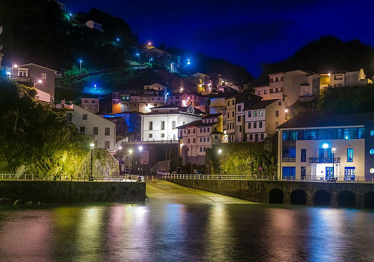 Imagen nocturna de Cudillero.