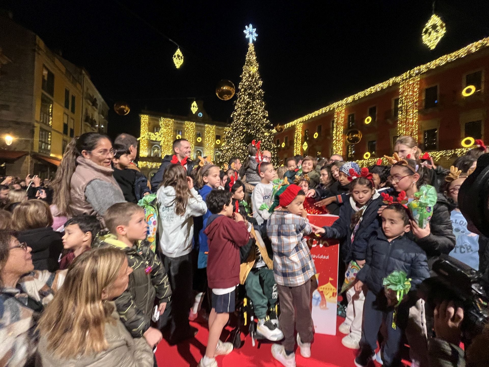 La Navidad ya deslumbra en Gijón: las luces navideñas que no te puedes perder