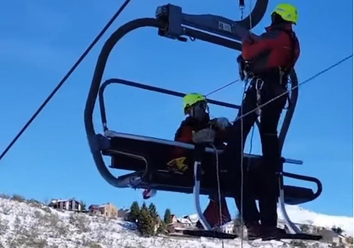 Un momento del ejercicio para mejorar el rescate en las telesillas