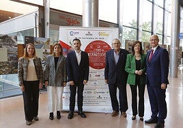 Judit Fontela, directora general de Movilidad; Jorge García, viceconsejero de Infraestructuras del Principado; Ovidio de la Roza, presidente de la patronal del transpor Asetra; Laura Paredes, directora general de Transportes de Castilla y León, y Luis Fuentes, delegado para el Corredor Atlántico de Castilla y León.