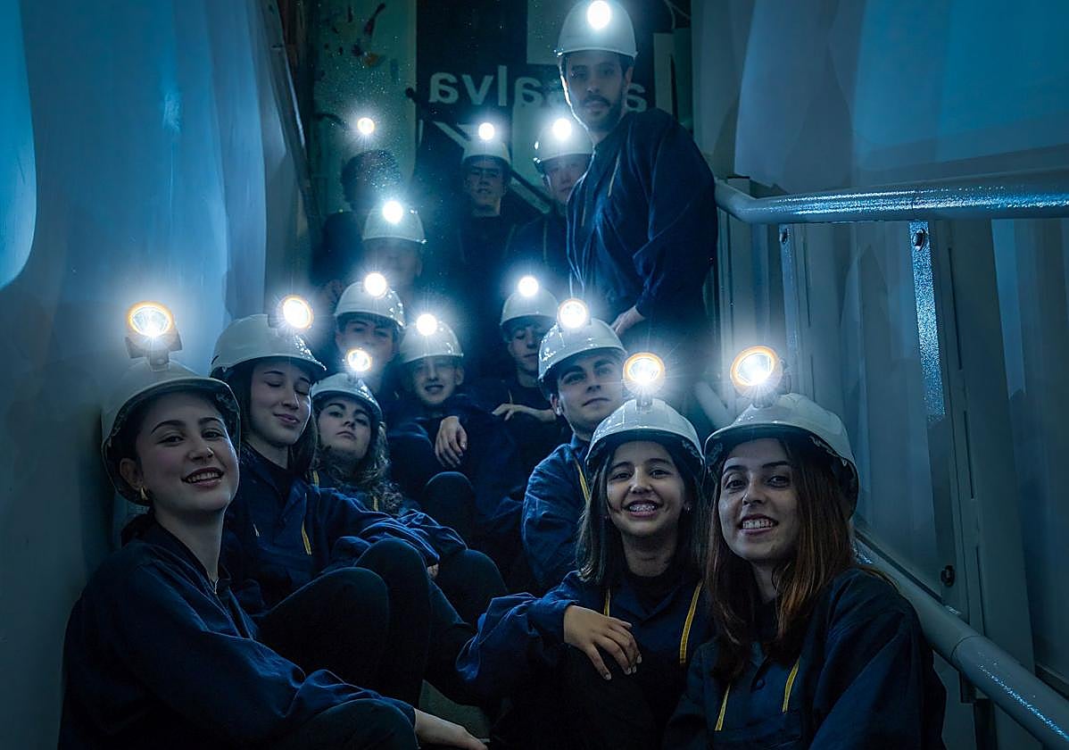 Los miembros de la banda Gaiteros del Carbón, con sus cascos.