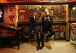 Igor Paskual y Loquillo en el emblemático local de la calle Dindurra.