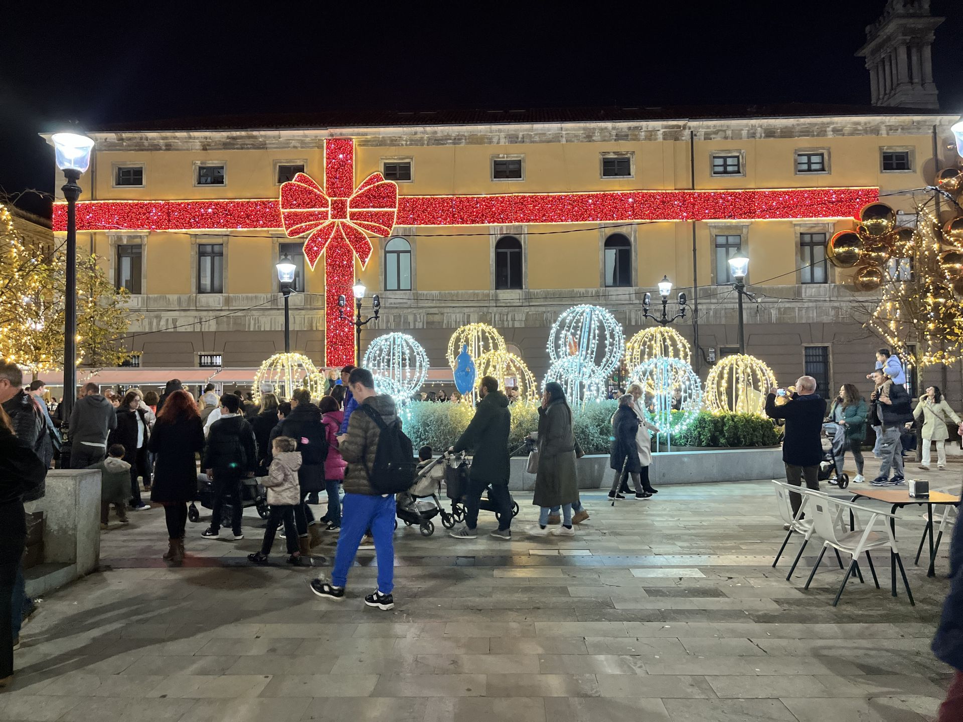 La Navidad ya deslumbra en Gijón: las luces navideñas que no te puedes perder