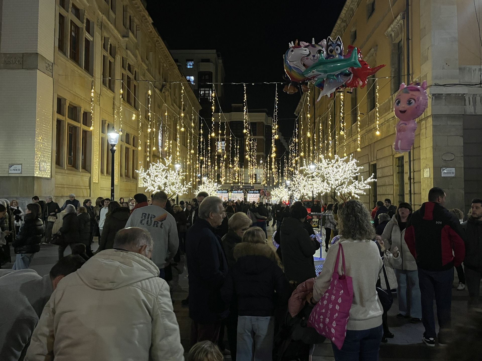 La Navidad ya deslumbra en Gijón: las luces navideñas que no te puedes perder