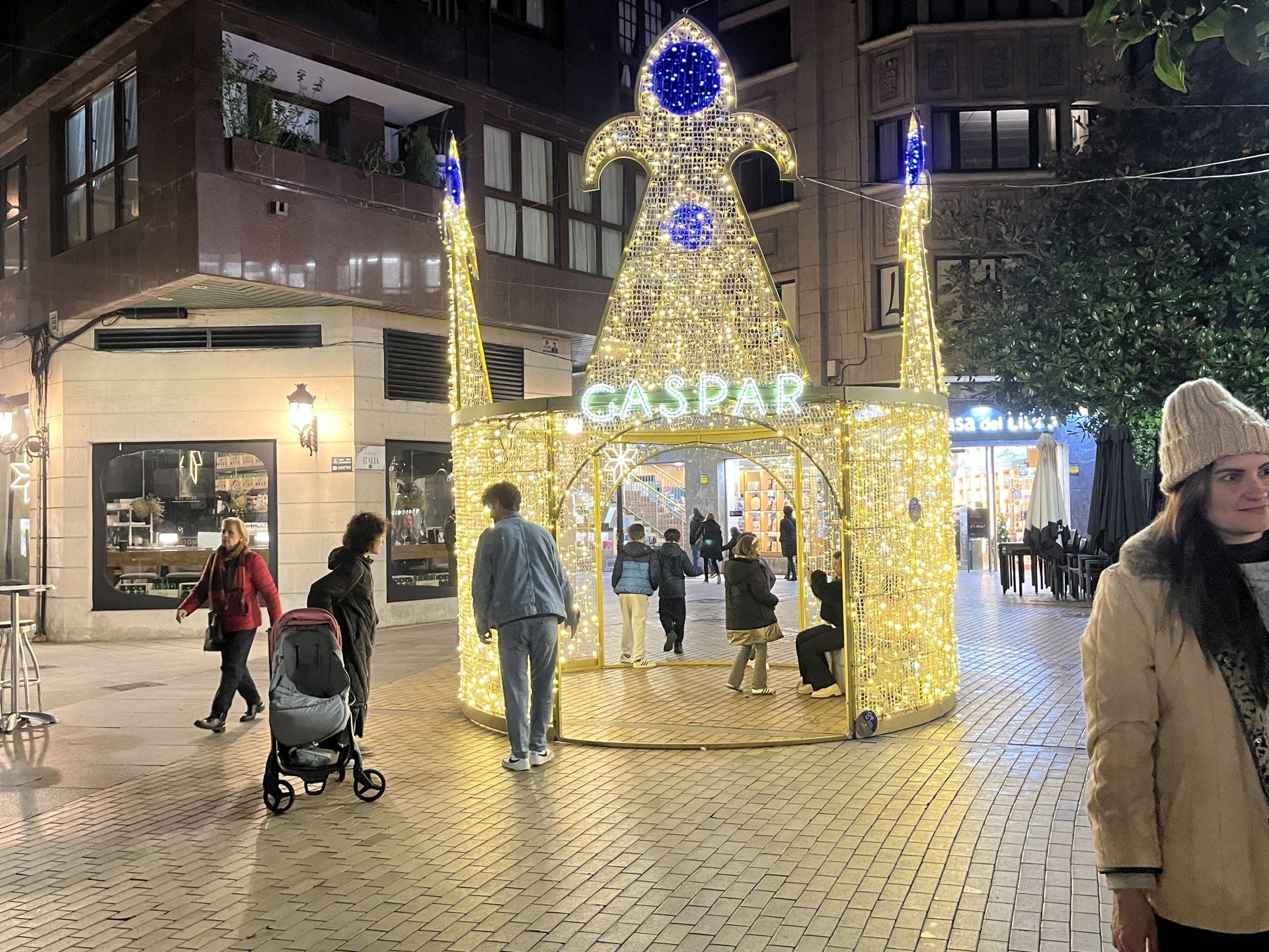 La Navidad ya deslumbra en Gijón: las luces navideñas que no te puedes perder