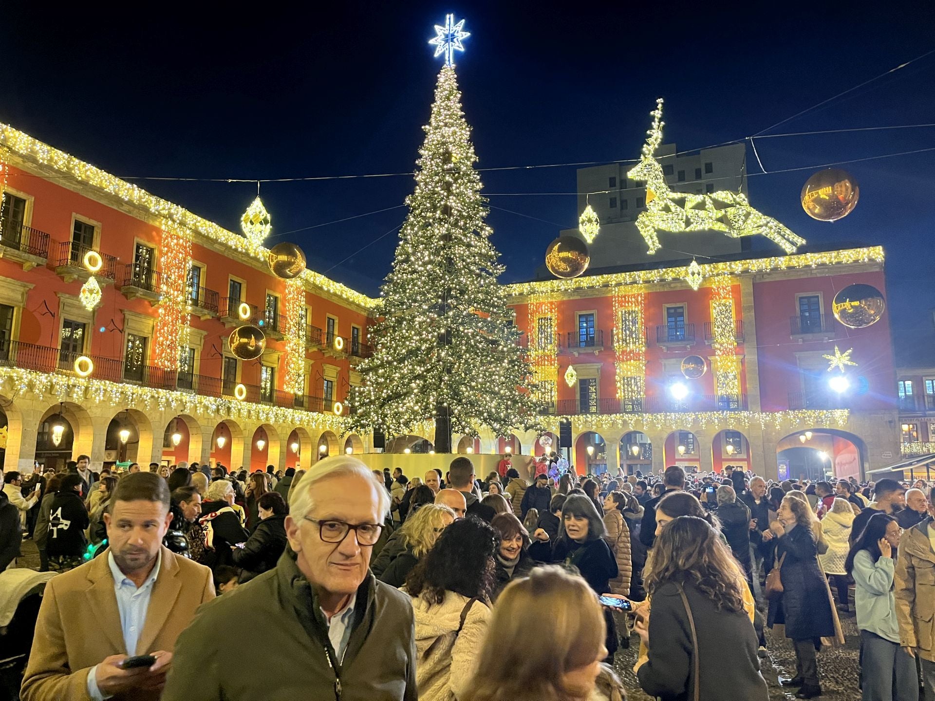 La Navidad ya deslumbra en Gijón: las luces navideñas que no te puedes perder