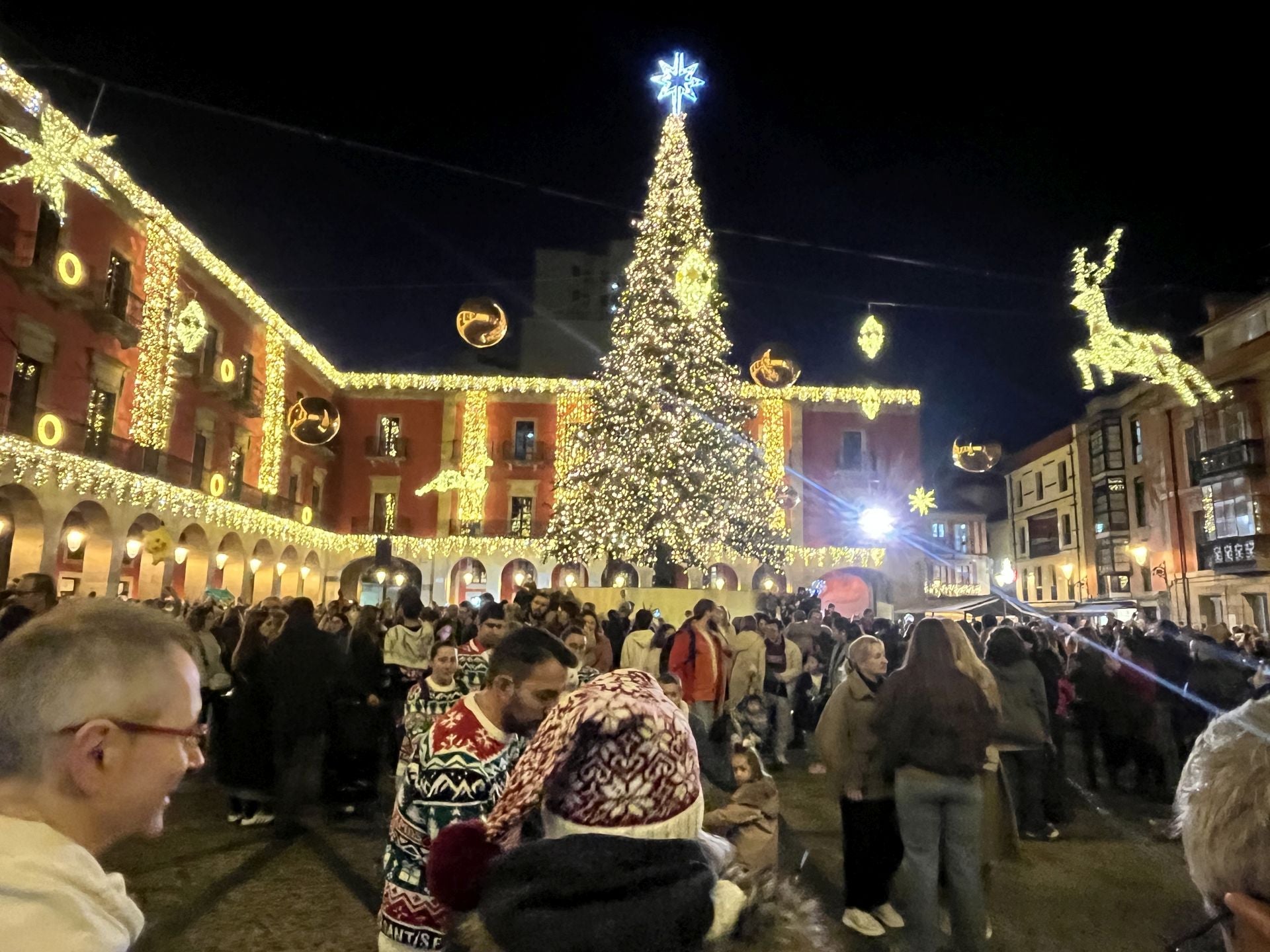La Navidad ya deslumbra en Gijón: las luces navideñas que no te puedes perder