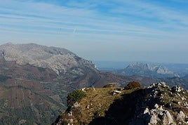 Vistas hacia la sierra del Aramo y hacia el Monsacro desde la cumbre del pico Manolete.