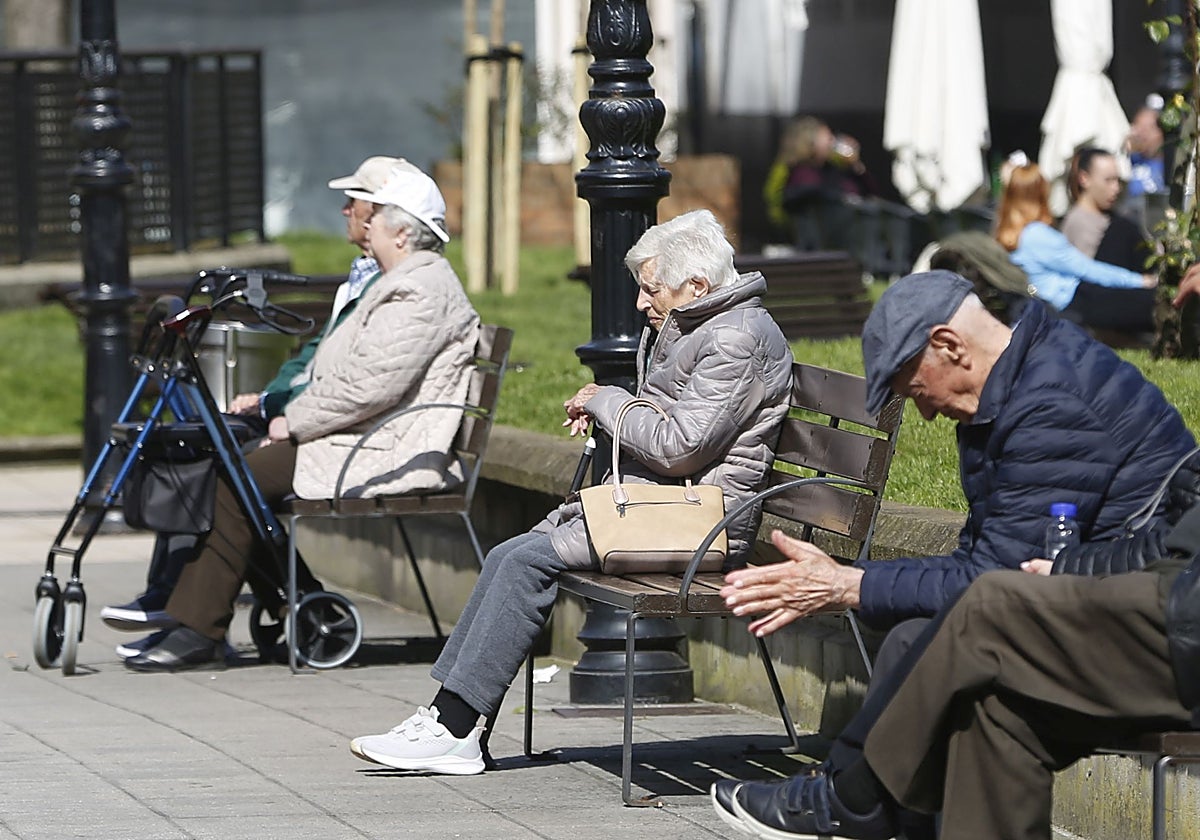 Personas mayores, en un parque de Gijón.