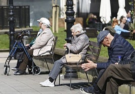 Personas mayores, en un parque de Gijón.