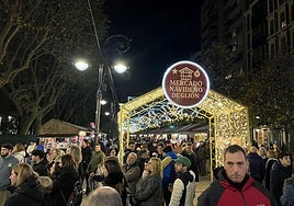 Primeras horas del Mercado de Navidad de Gijón, completamente abarrotado, en Begoña.