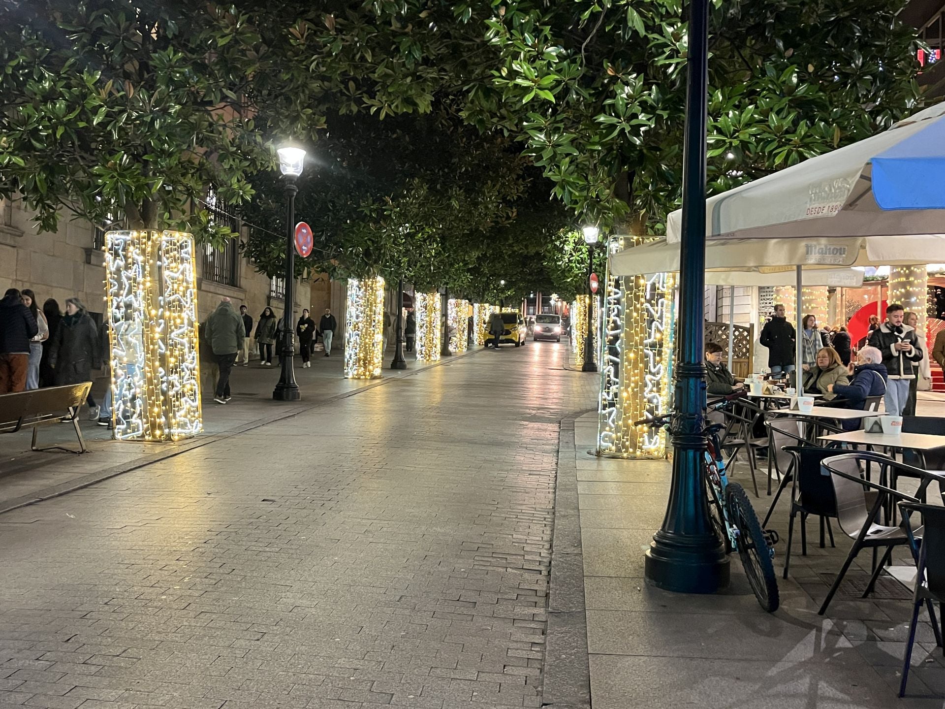 La Navidad ya deslumbra en Gijón: las luces navideñas que no te puedes perder