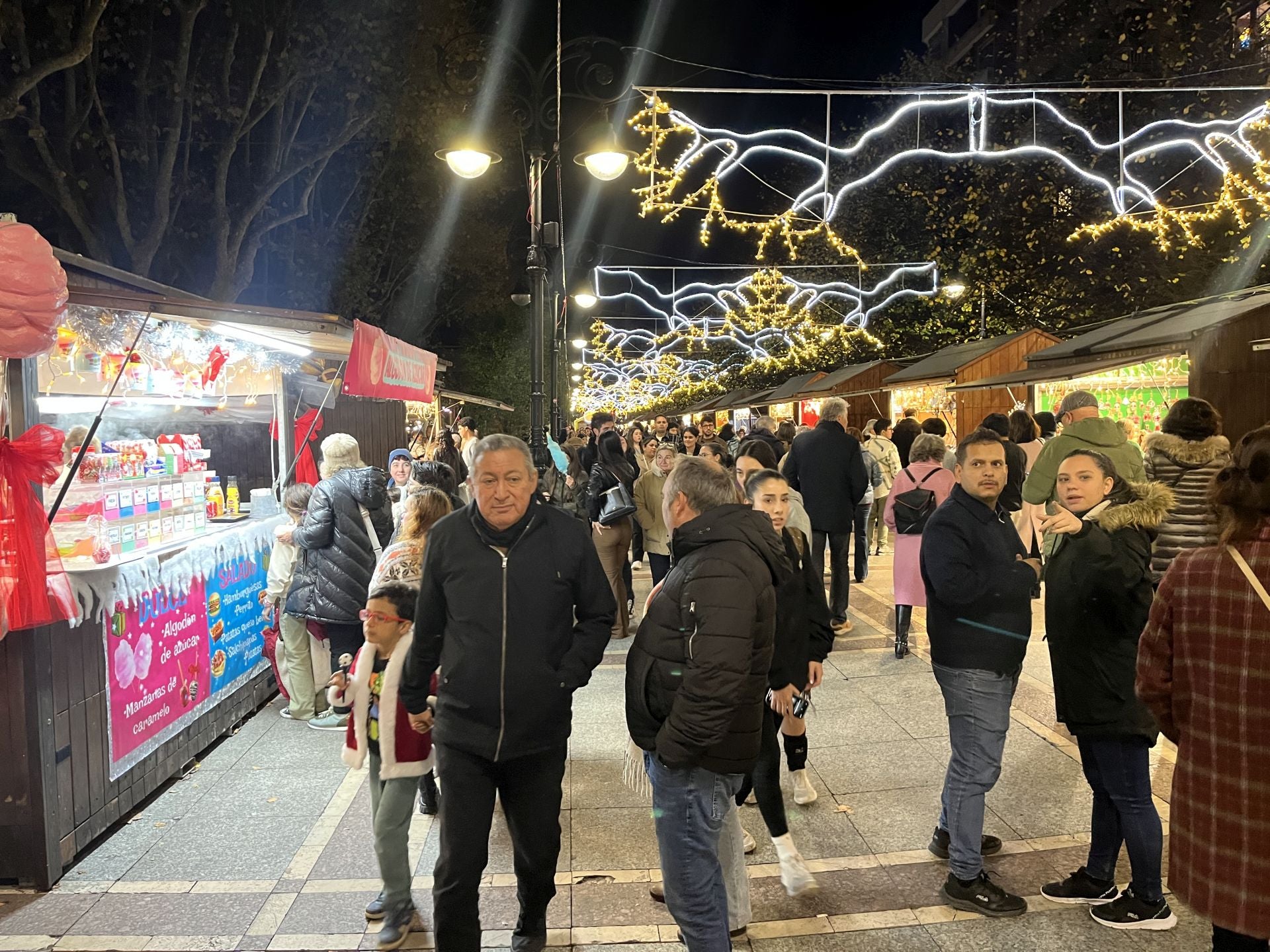 La Navidad ya deslumbra en Gijón: las luces navideñas que no te puedes perder