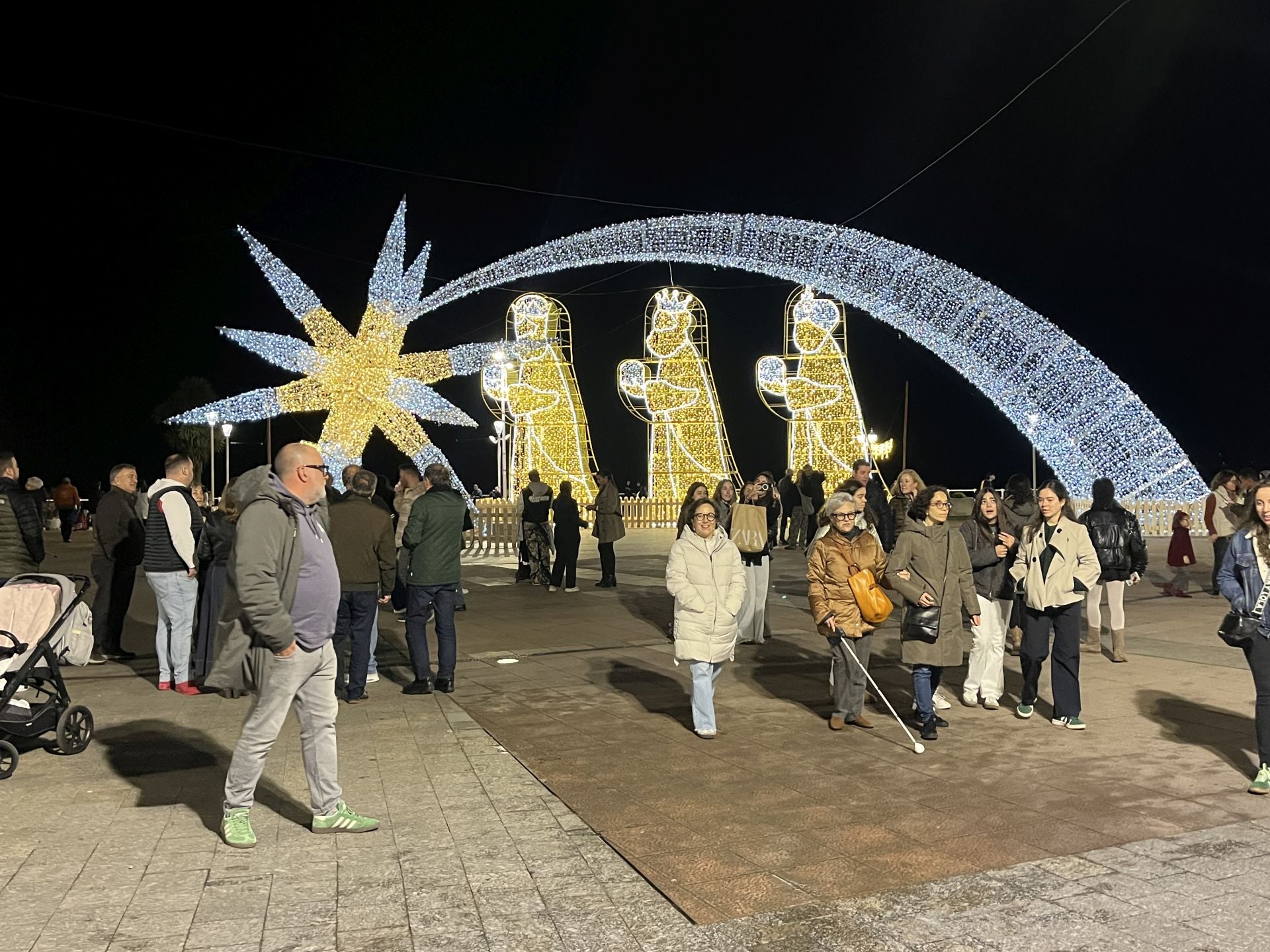 La Navidad ya deslumbra en Gijón: las luces navideñas que no te puedes perder