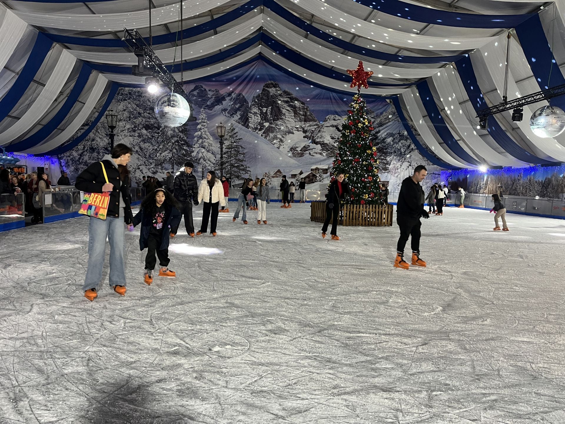 La Navidad ya deslumbra en Gijón: las luces navideñas que no te puedes perder