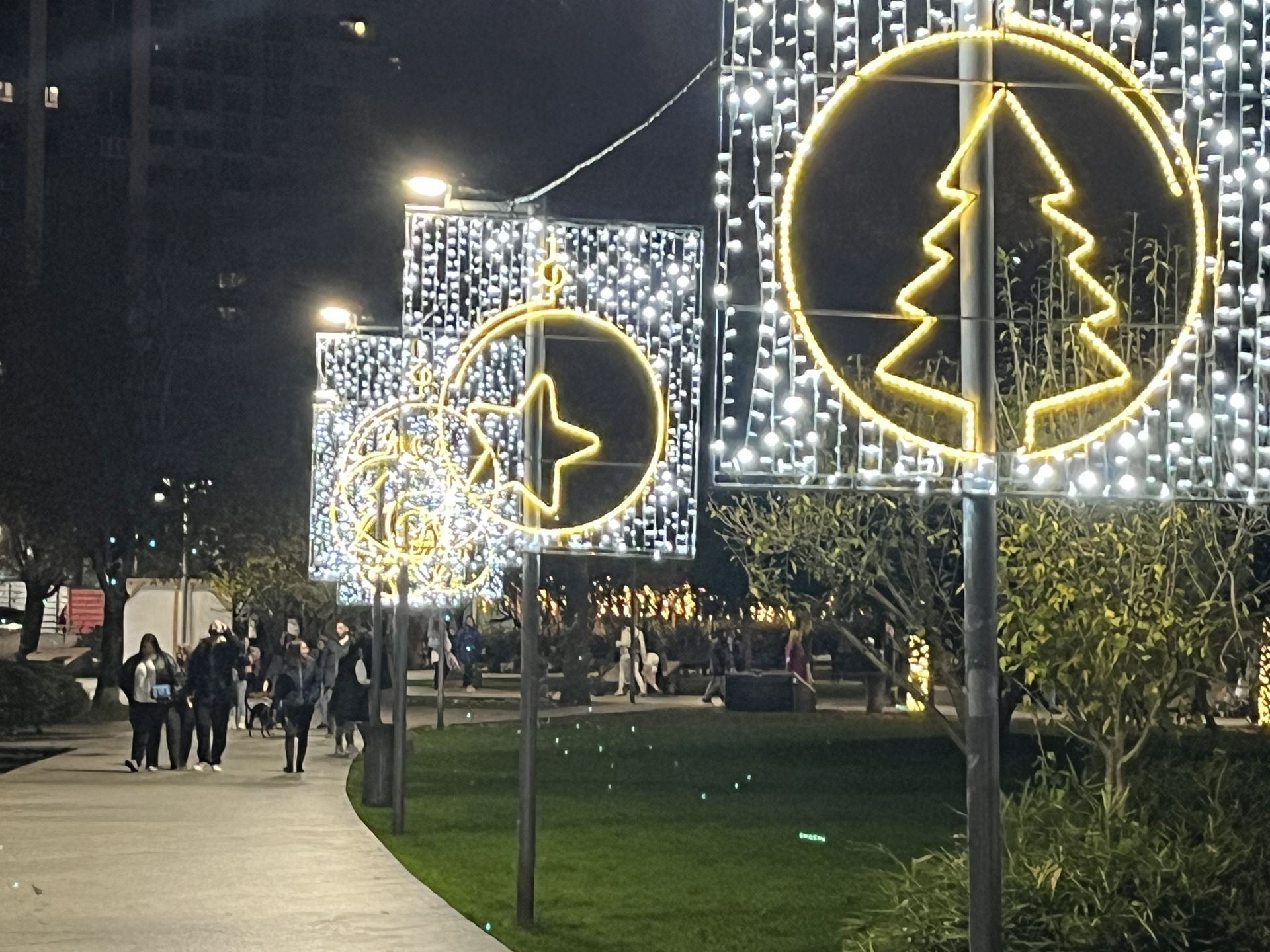 La Navidad ya deslumbra en Gijón: las luces navideñas que no te puedes perder