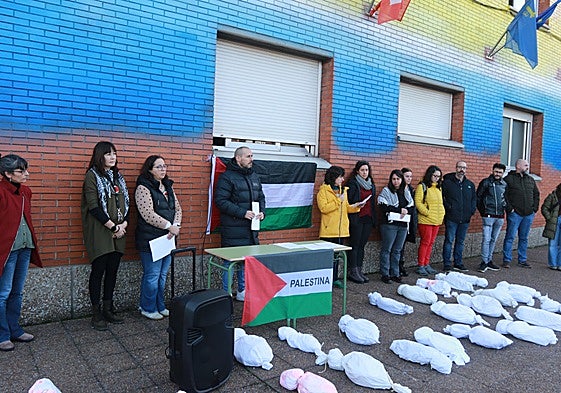 Bultos que recuerdan a bebés muertos en el IES Mata Jove, durante la lectura de los nombres de los niños fallecidos.