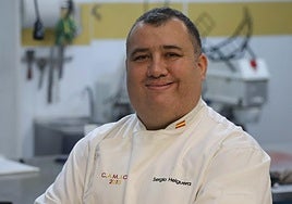 El pastelero Sergio Helguera en el obrador.