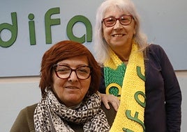 Mercedes Vieites, tesorera y socia fundadora de Difac, junto a Ángeles González, presidenta, en la oficina de la asociación.