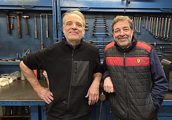 Los hermanos Pedro Pablo y Rubén Peláez, el último día de trabajo este viernes en su taller de la calle Pilar.