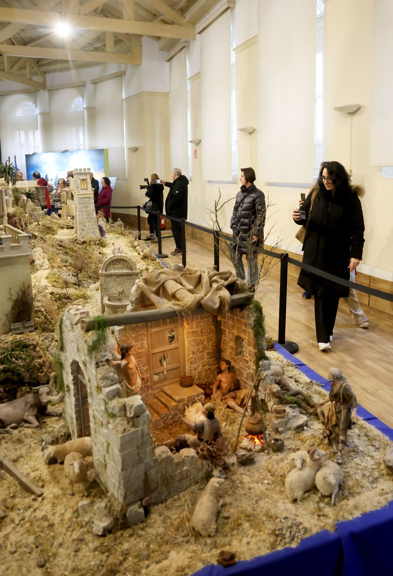 Los belenes ya brillan en la plaza de Trascorrales de Oviedo