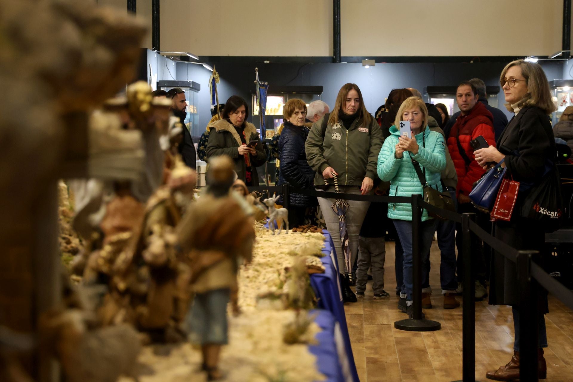 Los belenes ya brillan en la plaza de Trascorrales de Oviedo